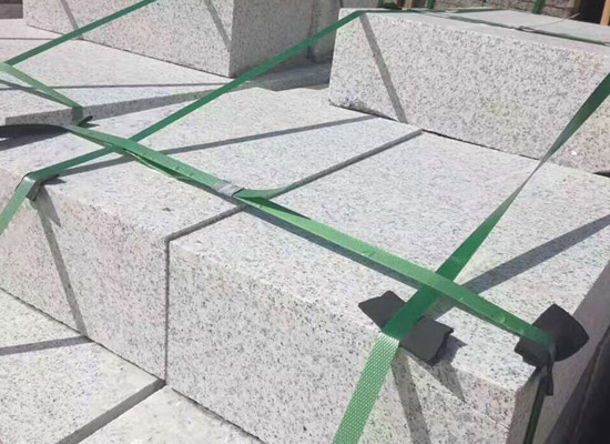 路沿石石材是为了防止各种石头的污染和损伤，促进建筑现场各种成品的污染，路沿石装饰及规划作用的石材。路沿石石块的修整达到了一定的标准，石块的位置在安装前必须清除。