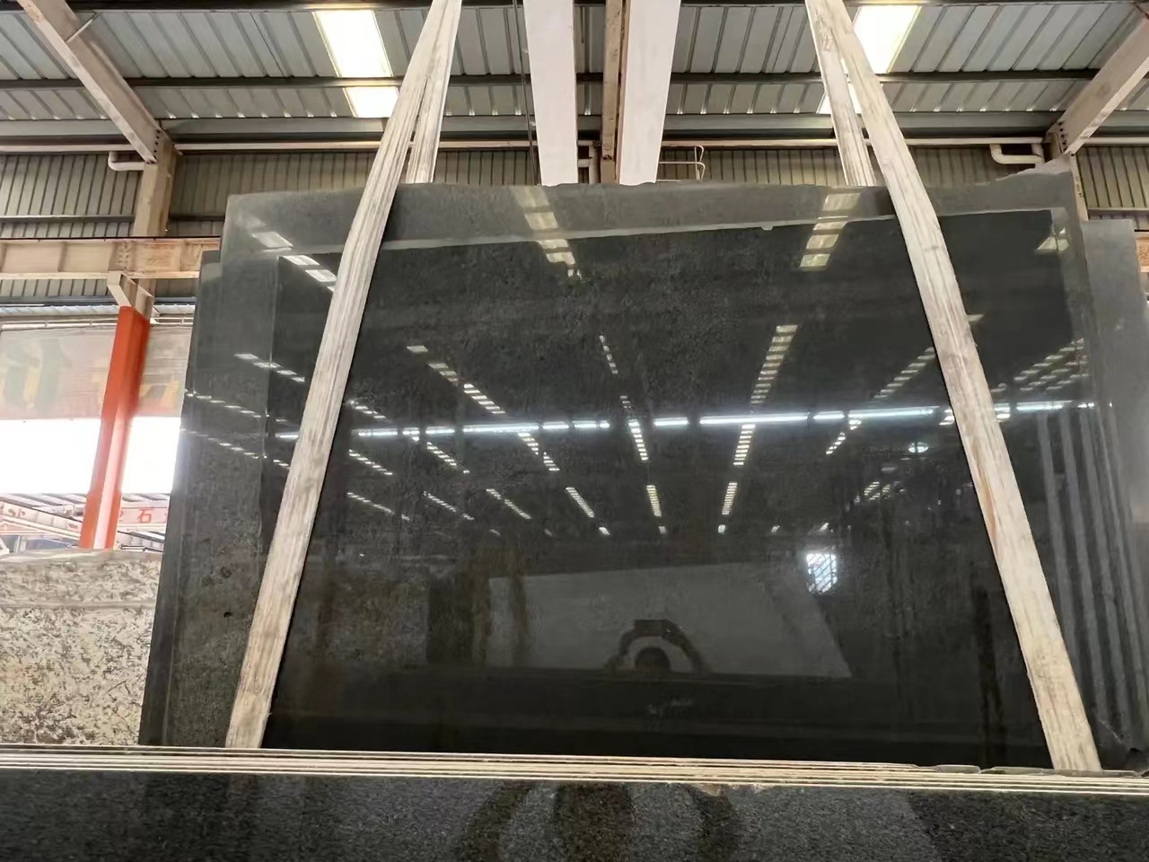 芝麻白石柱(图1)